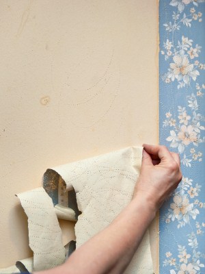 Wallpaper removal in Elverson, Pennsylvania by Scavello Painting.